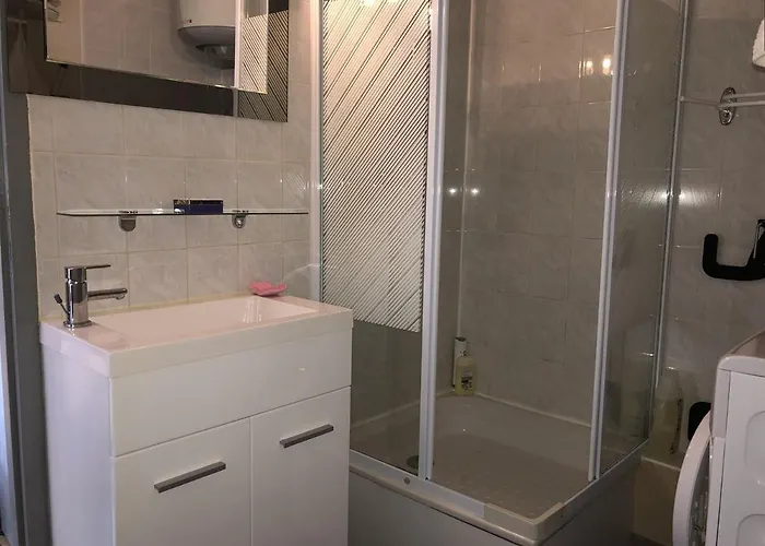 T2 Rénové, 4 Couchages, Parking Privé, 200m Plage, Balcon, Meublé Tourisme 2 étoiles - Fr-1-224c-179 Appartement